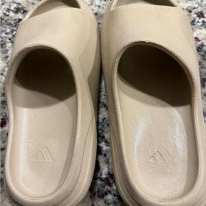 Yeezy slides. Size 10